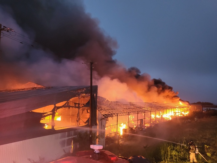 [김제=뉴시스]최정규 기자 = 전북 김제시 금구면 한 물류센터에서 불이 나 2시간여만에 진화됐다. (전북소방본부제공_) *재판매 및 DB 금지