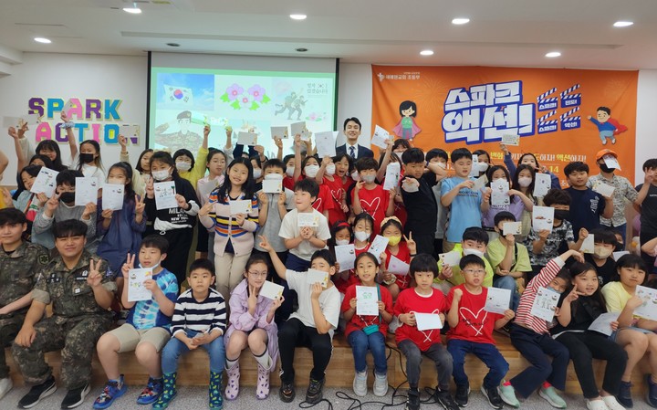 [서울=뉴시스] 6·25참전용사 감사편지 쓰기 행사(사진=새에덴교회 제공) 2023.05.29. photo@newsis.com *재판매 및 DB 금지