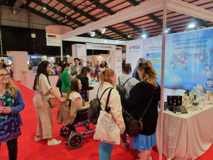 KOTRA는 지난 28일부터 이틀간 아일랜드 수도 더블린에서 열린 '아일랜드 프로페셔널 뷰티 전시회' 내에 K-뷰티 홍보관 행사를 진행했다. 방문객들이 홍보관을 둘러보고 있다. (사진=KOTRA 제공) photo@newsis.com *재판매 및 DB 금지