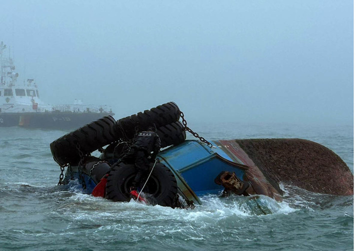 [목포=뉴시스] 신안 자은도 해상 예인선 전복. *재판매 및 DB 금지