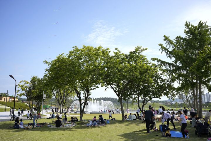 오천그린광장 분수대 일원 에서 휴식하는 관람객. *재판매 및 DB 금지