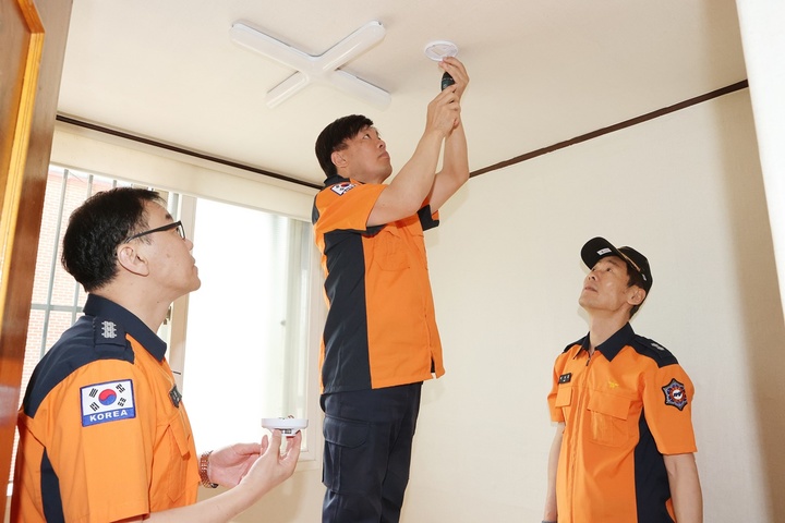 [수원=뉴시스] 조선호 경기도소방재난본부장이 수원 소재 한 취약계층 가구를 찾아 소방시설을 설치하고 있다.&nbsp; (사진=경기도소방재난본부 제공)2023.5.29. photo@newsis.com *재판매 및 DB 금지
