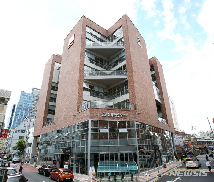 [서울=뉴시스]서울 성동구는 경기 침체 속 성동안심상가 입주자들의 경영 부담을 낮춰주기 위해 위한 지원대책을 추진한다고 29일 밝혔다. (사진=성동구 제공). 2023.05.29. photo@newsis.com