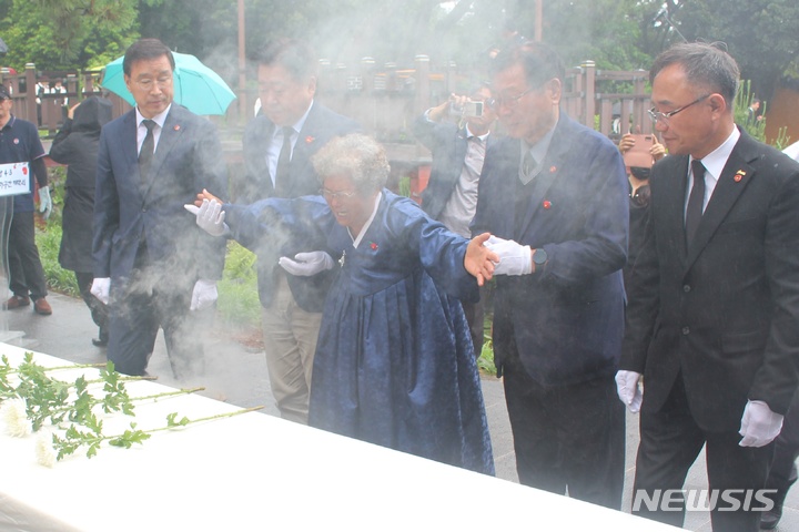 [제주=뉴시스] 양영전 기자 = 29일 오전 제주 서귀포시 동홍동에서 열린 '정방 4·3 희생자 위령공간 제막식'에서 한 유족이 오열하고 있다. 2023.05.29. 0jeoni@newsis.com 