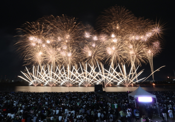 [포항=뉴시스] 강진구 기자 = 경북 포항시는 ‘2023 포항국제불빛축제’가 26일부터 28일까지 사흘 간 ‘안전·경제·시민축제’로 포항에 희망을 비췄다고 29일 밝혔다.사진은 2023 포항국제불빛축제 전경.(사진=포항시 제공) 2023.05.29.photo@newsis.com *재판매 및 DB 금지