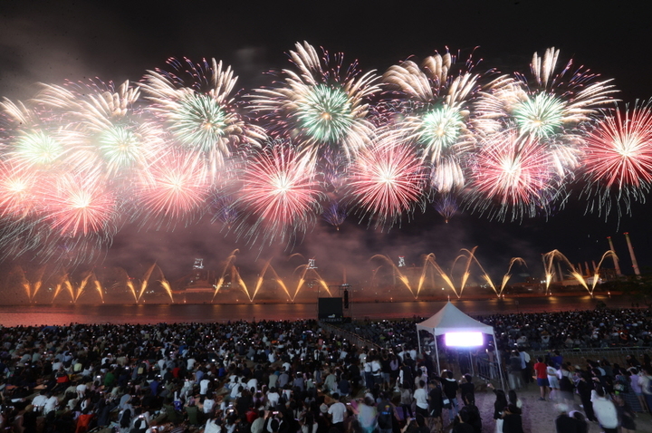 [포항=뉴시스] 강진구 기자 = 경북 포항시는 ‘2023 포항국제불빛축제’가 26일부터 28일까지 사흘 간 ‘안전·경제·시민축제’로 포항에 희망을 비췄다고 29일 밝혔다.사진은 2023 포항국제불빛축제 전경.(사진=포항시 제공) 2023.05.29.photo@newsis.com *재판매 및 DB 금지