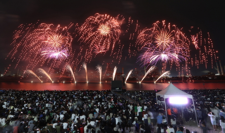 [포항=뉴시스] 강진구 기자 = 경북 포항시는 ‘2023 포항국제불빛축제’가 26일부터 28일까지 사흘 간 ‘안전·경제·시민축제’로 포항에 희망을 비췄다고 29일 밝혔다.사진은 2023 포항국제불빛축제 전경.(사진=포항시 제공) 2023.05.29.photo@newsis.com *재판매 및 DB 금지