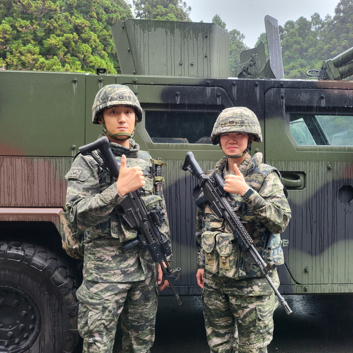[창원=뉴시스] 강경국 기자 = 지난 27일 경남 창원시 진해구의 한 금은방에서 발생한 강도 사건의 범인을 추격해 붙잡은 해병대 1사단 킹콩여단 박건우&nbsp; 중사와 김보겸 하사. (사진=진해기지사령부 제공). 2023.05.29. photo@newsis.com *재판매 및 DB 금지