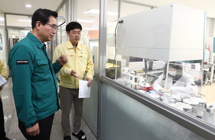 [세종=뉴시스] 정황근 농림축산식품부 장관은 29일 강원도 동물위생시험소 남부지소를 방역실태를 확인했다. (사진=농식품부 제공) *재판매 및 DB 금지