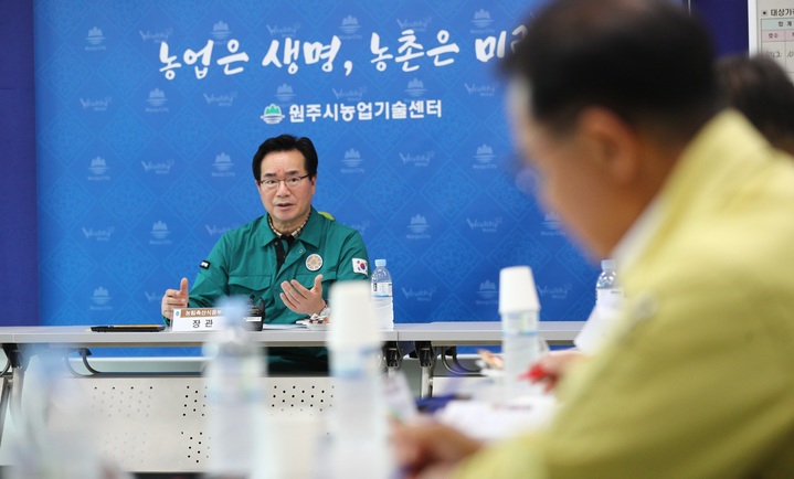 [세종=뉴시스] 정황근 농림축산식품부 장관은 29일 강원 원주시 가축 전염병 방역 대책 상황실을 방문해 방역 추진 상황을 확인했다. (사진=농식품부 제공) *재판매 및 DB 금지