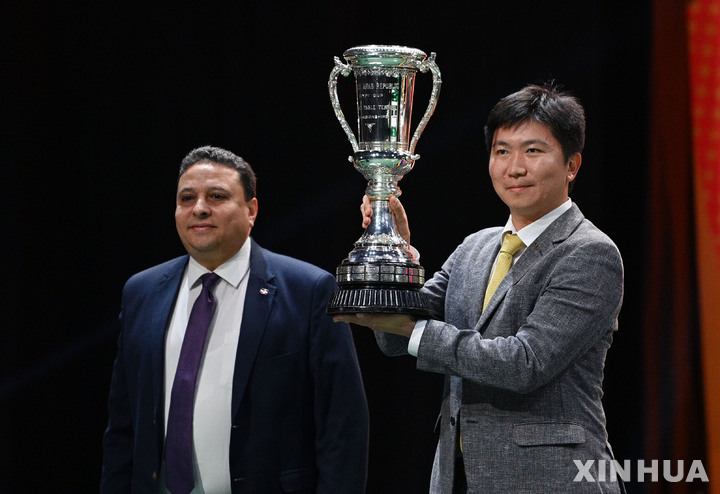 [더반=신화/뉴시스] 유승민(오른쪽) 대한탁구협회장이 28일(현지시각) 남아프리카공화국 더반에서 열린 2023 국제탁구연맹(ITTF) 세계탁구선수권대회 폐막식에서 '이집트컵'을 전달 받아 포즈를 취하고 있다. 다음 대회는 2024년 2월 부산에서 개막한다. 2023.5.29.