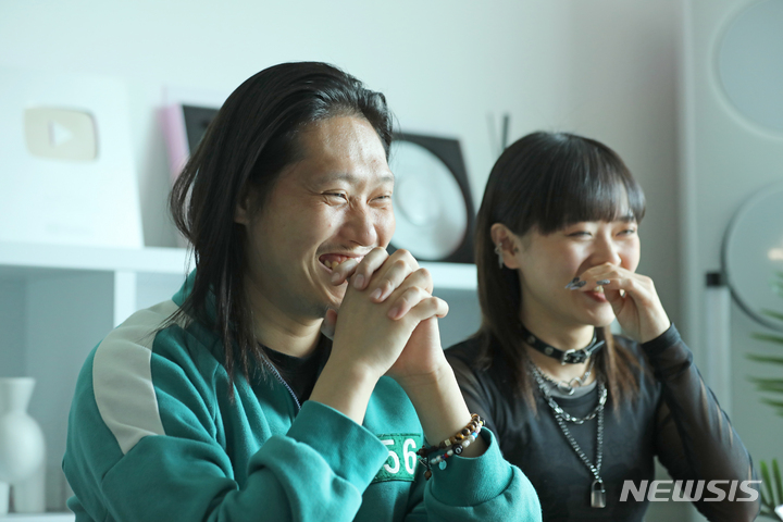 [서울=뉴시스] 김금보 기자 = 유튜버·틱톡 크리에이터로 유명세를 타고 있는 그레빠(왼쪽)와 신체리가 지난 25일 서울 마포구 자택에서 뉴시스와 인터뷰를 하고 있다. 2023.06.02. kgb@newsis.com