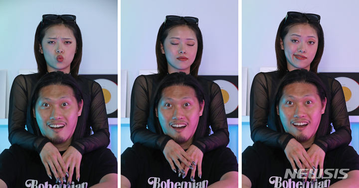 [서울=뉴시스] 김금보 기자 = 유튜버·틱톡 크리에이터로 유명세를 타고 있는 그레빠(아래)와 신체리가 지난 25일 서울 마포구 자택에서 가진 뉴시스와의 인터뷰에 앞서 이들이 운영하는 유튜브 채널 '크레이지 그레빠'의 시그니쳐 소재인 '시그마 페이스' 표정을 짓고 있다. 2023.06.02. kgb@newsis.com