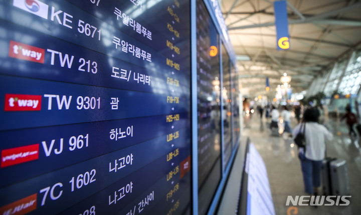 [인천공항=뉴시스] 정병혁 기자 = 태풍 '마와르' 여파로 폐쇄됐던 괌 국제공항이 오후 3시 운영을 재개한다. 이에 따라 현지에 고립됐던 한국인 관광객 3400여명도 귀국길에 오를 수 있게 됐다. 인천·괌 항공 노선을 운영 중인 대한항공, 진에어, 제주항공, 티웨이 등 4개 항공사가 괌으로 여객기를 긴급 투입한다. 비행에 보통 5시간 걸리는 것을 감안하면 한국 관광객들은 29일 밤부터 한국에 도착할 예정이다. 29일 인천국제공항 1터미널 출발 정보 전광판에 괌으로 출발하는 여객기 정보가 나타나있다. 2023.05.29. jhope@newsis.com