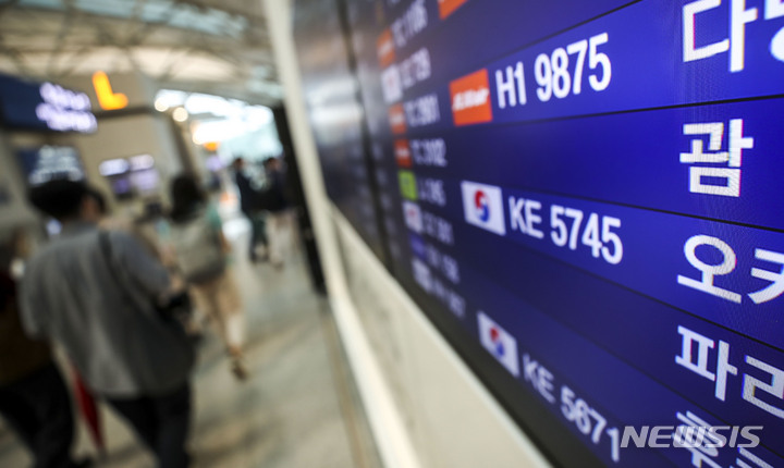 [인천공항=뉴시스] 정병혁 기자 = 태풍 '마와르' 여파로 폐쇄됐던 괌 국제공항이 오후 3시 운영을 재개한다. 이에 따라 현지에 고립됐던 한국인 관광객 3400여명도 귀국길에 오를 수 있게 됐다. 인천·괌 항공 노선을 운영 중인 대한항공, 진에어, 제주항공, 티웨이 등 4개 항공사가 괌으로 여객기를 긴급 투입한다. 비행에 보통 5시간 걸리는 것을 감안하면 한국 관광객들은 29일 밤부터 한국에 도착할 예정이다. 29일 인천국제공항 1터미널 출발 정보 전광판에 괌으로 출발하는 여객기 정보가 나타나있다. 2023.05.29. jhope@newsis.com