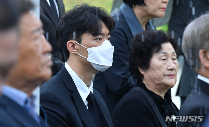 [광주=뉴시스] 김혜인 기자 = 고 전두환 손자 전우원씨가 29일 오전 광주 북구 운정동 국립 5·18민주묘지를 찾아 민주화운동을 위해 희생한 고 정동년 선생의 1주기 추모제에 참석해 자리하고 있다. 2023.05.29. hyein0342@newsis.com