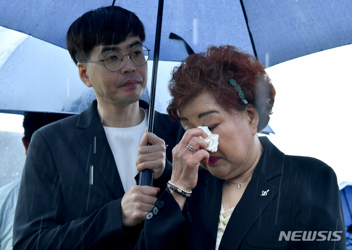 [광주=뉴시스] 김혜인 기자 = 29일 오전 광주 북구 운정동 국립 5·18민주묘지 2묘역에서 열린 '고 정동년 선생 1주기 추모제' 에서 유족이 눈물을 훔치고 있다. 2023.05.29. hyein0342@newsis.com