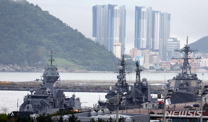 [부산=뉴시스] 하경민 기자 = 오는 31일 한국이 주최하는 다국적 해양차단훈련 '이스턴 앤데버23'을 앞두고 호주 안작급 호위함 '안작함'(FFH150·맨 왼쪽부터)과 일본 해상자위대 아사기리급 호위함 '하마기리함'(DDG155), 미국 알레이버크급 이지스함 '밀리어스함'(DDG69) 등이 29일 부산 남구 해군작전사령부 부산기지에 정박해 있다. 2023.05.29. yulnetphoto@newsis.com