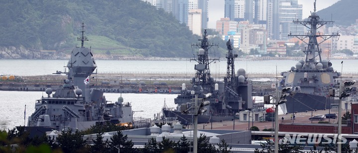 [부산=뉴시스] 하경민 기자 = 오는 31일 한국이 주최하는 다국적 해양차단훈련 '이스턴 앤데버23'을 앞두고 호주 안작급 호위함 '안작함'(FFH150·맨 왼쪽부터)과 일본 해상자위대 아사기리급 호위함 '하마기리함'(DDG155), 미국 알레이버크급 이지스함 '밀리어스함'(DDG69) 등이 29일 부산 남구 해군작전사령부 부산기지에 정박해 있다. 2023.05.29. yulnetphoto@newsis.com