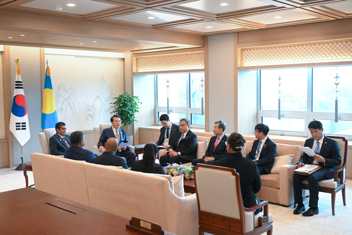 [서울=뉴시스] 윤석열 대통령이 29일 서울 용산 대통령실 청사에서 수랭걸 휩스 주니어 팔라우 대통령과 정상회담을 하고 있다. (사진=대통령실 제공) 2023.05.29. photo@newsis.com *재판매 및 DB 금지