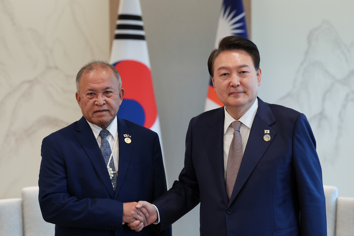 [서울=뉴시스] 윤석열 대통령이 29일 서울 용산 대통령실 청사에서 데이비드 카부아 마셜제도 대통령과 악수하고 있다. (사진=대통령실 제공) 2023.05.29. photo@newsis.com *재판매 및 DB 금지