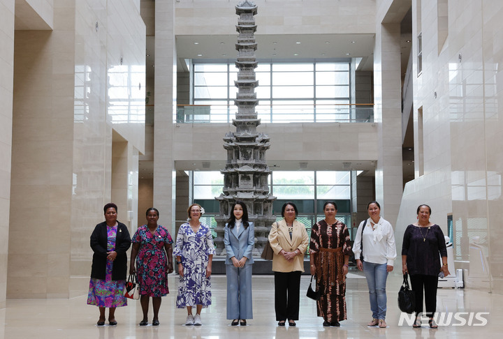 [서울=뉴시스] 전신 기자 = 윤석열 대통령 부인 김건희 여사가 29일 서울 용산구 국립중앙박물관에서 태평양도서국 정상 배우자 및 태평양도서국포럼 사무총장 배우자와 경천사지 십층석탑을 배경으로 기념촬영하고 있다. 왼쪽부터 바누아투 정상 배우자 엘렌 칼사키우 여사, 솔로몬제도 정상 배우자 에미 소가바레 여사, 쿡제도 정상 배우자 다프네 브라운 여사, 김 여사, 마셜제도 정상 배우자 진저 카부아 여사, 통가 정상 배우자 피오나 소발레니 여사, 프렌치 폴리네시아 정상 배우자 테우아 브라더슨 여사, 태평양도서국포럼 사무총장 배우자 아케이티 푸나 여사. 2023.05.29. photo1006@newsis.com