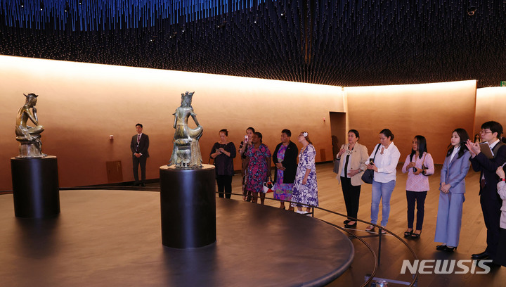 [서울=뉴시스] 전신 기자 = 윤석열 대통령 부인 김건희 여사가 29일 서울 용산구 국립중앙박물관에서 태평양도서국 정상 배우자 및 태평양도서국포럼 사무총장 배우자와 함께 반가사유상을 관람하며 관련 설명을 듣고 있다. 2023.05.29. photo1006@newsis.com