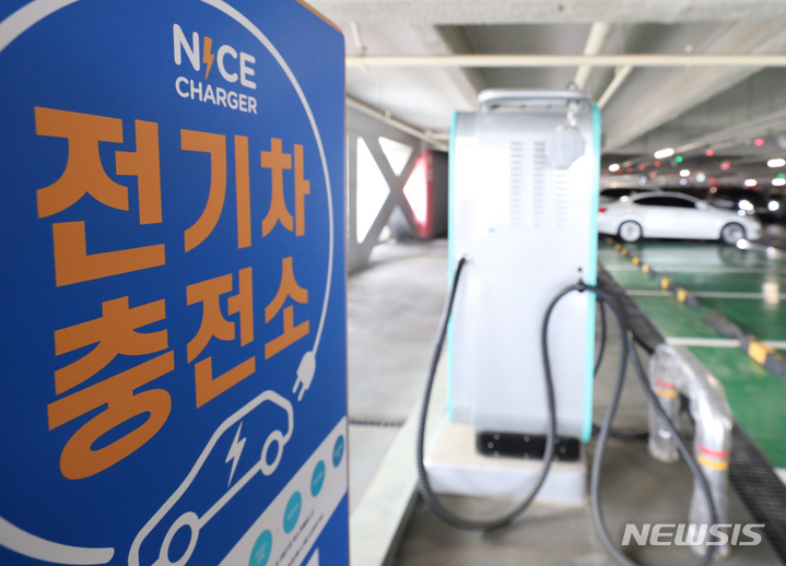 [서울=뉴시스] 김금보 기자 = 전기차 업계에서 충전 표준 규격을 둘러싼 경쟁이 치열하다. 사진은 29일 서울시내 한 전기차 충전기. 2023.05.29. kgb@newsis.com