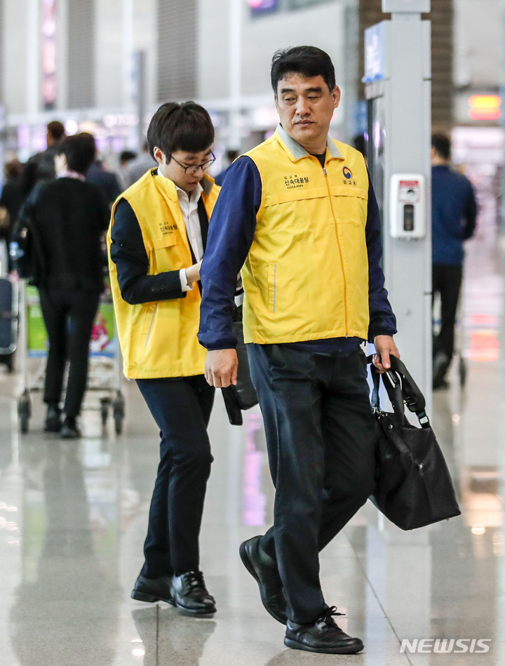 [인천공항=뉴시스] 정병혁 기자 = 외교부 신속대응팀 단장인 정강 해외안전관리기획관을 비롯한 외교부 관계자가 29일 오후 인천국제공항 제2터미널에서 괌으로 출국하고 있다. 태풍 '마와르'의 영향으로 폐쇄됐던 괌 공항이 재개되어, 현지에 발이 묶였던 우리나라 관광객이 밤부터 순차적으로 돌아올 예정이다. 외교부는 이날 신속대응팀 단장인 정강 해외안전관리기획관을 포함한 신속대응팀 6명을 괌으로 파견했으며, 이들은 괌 국제공항 출국장에서 우리 국민 출국 수속 지원과 응급환자 대응 및 주재국 교섭 등을 담당한 뒤 한국 여행객들이 모두 귀국한 이후 철수할 예정이다. 2023.05.29. jhope@newsis.com