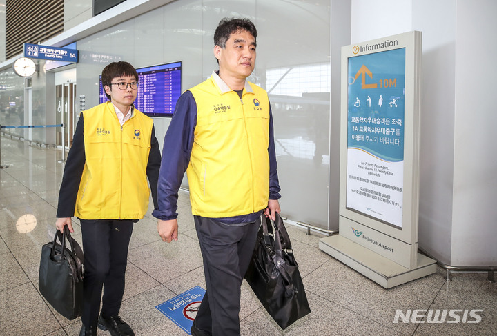 [인천공항=뉴시스] 정병혁 기자 = 외교부 신속대응팀 단장인 정강 해외안전관리기획관을 비롯한 외교부 관계자가 29일 오후 인천국제공항 제2터미널에서 괌으로 출국하고 있다. 태풍 '마와르'의 영향으로 폐쇄됐던 괌 공항이 재개되어, 현지에 발이 묶였던 우리나라 관광객이 밤부터 순차적으로 돌아올 예정이다. 외교부는 이날 신속대응팀 단장인 정강 해외안전관리기획관을 포함한 신속대응팀 6명을 괌으로 파견했으며, 이들은 괌 국제공항 출국장에서 우리 국민 출국 수속 지원과 응급환자 대응 및 주재국 교섭 등을 담당한 뒤 한국 여행객들이 모두 귀국한 이후 철수할 예정이다. 2023.05.29. jhope@newsis.com