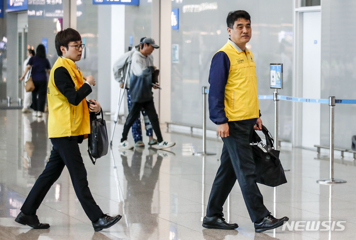 [인천공항=뉴시스] 정병혁 기자 = 외교부 신속대응팀 단장인 정강 해외안전관리기획관을 비롯한 외교부 관계자가 29일 오후 인천국제공항 제2터미널에서 괌으로 출국하고 있다. 태풍 '마와르'의 영향으로 폐쇄됐던 괌 공항이 재개되어, 현지에 발이 묶였던 우리나라 관광객이 밤부터 순차적으로 돌아올 예정이다. 외교부는 이날 신속대응팀 단장인 정강 해외안전관리기획관을 포함한 신속대응팀 6명을 괌으로 파견했으며, 이들은 괌 국제공항 출국장에서 우리 국민 출국 수속 지원과 응급환자 대응 및 주재국 교섭 등을 담당한 뒤 한국 여행객들이 모두 귀국한 이후 철수할 예정이다. 2023.05.29. jhope@newsis.com