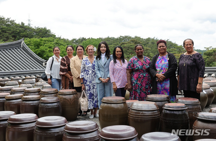 [서울=뉴시스] 전신 기자 = 윤석열 대통령 부인 김건희 여사가 29일 서울 은평구 진관사에서 태평양도서국 정상 배우자 및 태평양도서국포럼 사무총장 배우자와 장독대를 둘러보며 기념촬영하고 있다. 2023.05.29. photo1006@newsis.com