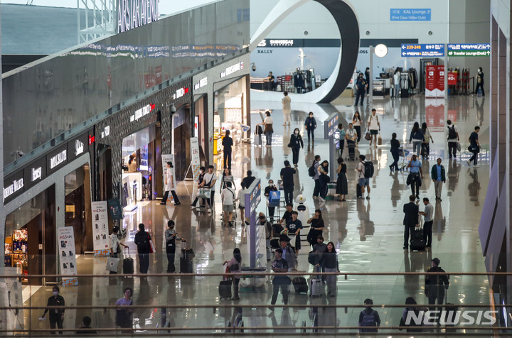 [인천공항=뉴시스] 정병혁 기자 = 6월 1일부터 코로나19 위기경보 단계가 최고 수위인 '심각'에서 '경계'로 완화되고 확진자 격리의무가 해제되는 등 본격적인 '엔데믹'(풍토병화) 수순을 밟는다. 의원급 의료기관과 약국에서도 6월부터는 마스크를 쓰지 않아도 과태료가 부과되지 않는다. 그러나 입원 환자들이 밀집한 병원급 이상 의료기관과 요양원 등 입소형 감염 취약시설은 당분간 착용 의무가 유지된다. 29일 인천국제공항 2터미널 면세점 구역에서 여행객들이 이동하고 있다. 2023.05.29. jhope@newsis.com