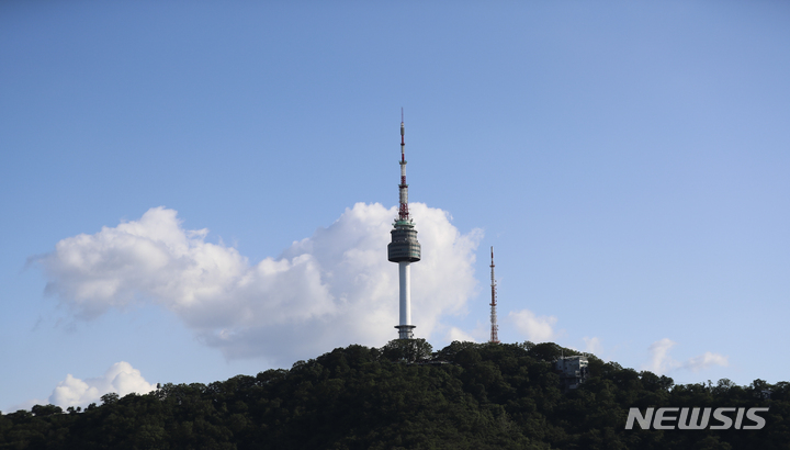 [서울=뉴시스] 김근수 기자 = 맑은 날씨를 보인 지난 29일 서울 중구에서 바라본 서울 하늘이 파랗게 보이고 있다. 2023.05.29. ks@newsis.com