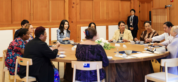 [서울=뉴시스] 윤석열 대통령 부인 김건희 여사가 29일 서울 은평구 진관사에서 태평양도서국 정상 배우자 및 태평양도서국포럼 사무총장 배우자와 차를 마시고 있다. (사진=대통령실 제공) 2023.05.29. photo@newsis.com *재판매 및 DB 금지