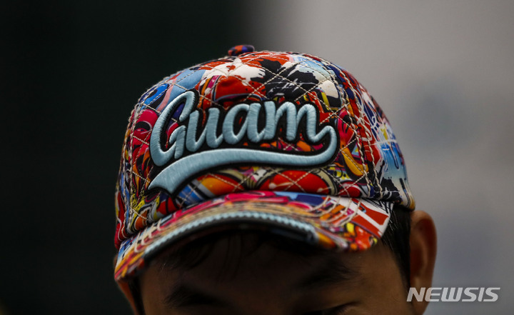 [인천공항=뉴시스] 정병혁 기자 = 29일 오후 인천국제공항 제1여객터미널 입국장에서 태풍 '마와르' 여파로 폐쇄됐던 괌 국제공항에 발 묶였던 여행객들이 귀국하고 있다. 2023.05.29. jhope@newsis.com