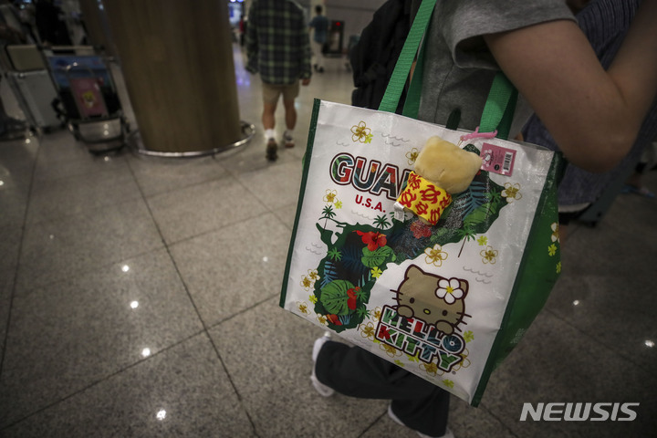 [인천공항=뉴시스] 정병혁 기자 = 여행객들이 괌을 기피하는 가장 큰 원인으로는 압도적인 체감 물가가 꼽힌다. 원·달러 환율이 고공행진을 이어가면서 현지 식비와 숙박비 부담이 가중됐다. 2023.05.29. jhope@newsis.com