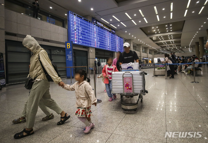 [인천공항=뉴시스] 정병혁 기자 = 29일 오후 인천국제공항 제1여객터미널 입국장에서 태풍 '마와르' 여파로 폐쇄됐던 괌 국제공항에 발 묶였던 여행객들이 귀국하고 있다. 2023.05.29. jhope@newsis.com