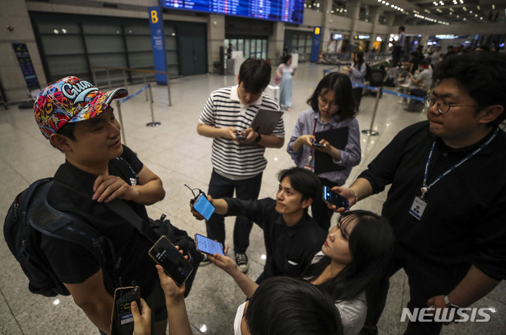 [인천공항=뉴시스] 정병혁 기자 = 29일 오후 인천국제공항 제1여객터미널 입국장에서 태풍 '마와르' 여파로 폐쇄됐던 괌 국제공항에 발 묶였던 여행객들이 귀국하고 있다. 2023.05.29. jhope@newsis.com
