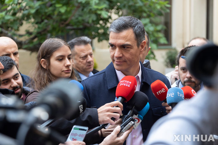 [마드리드=AP/뉴시스]스페인이 아르헨티나에 파견한 대사를 영구 철수하기로 했다. 극우 성향 하비에르 밀레이 아르헨티나 대통령이 중도 좌파 성향 페드로 산체스 스페인 총리의 배우자인 베고냐 고메스를 비판하고도 사과하기를 거부했기 때문이다. 사진은 산체스 총리가 지난해 5월28일(현지시각) 스페인 수도 마드리드에서 총선 일정을 발표하는 모습. 2024.05.22.