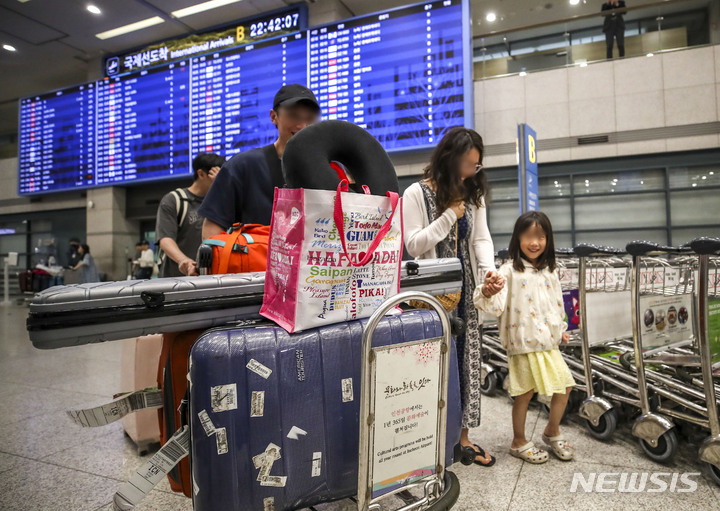 [인천공항=뉴시스] 정병혁 기자 = 29일 오후 인천국제공항 제1여객터미널 입국장에서 태풍 '마와르' 여파로 폐쇄됐던 괌 국제공항에 발 묶였던 여행객들이 귀국하고 있다. 2023.05.29. jhope@newsis.com