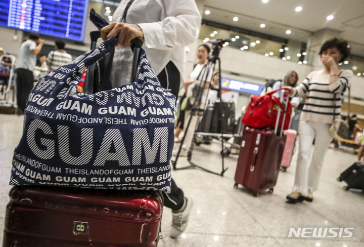 [인천공항=뉴시스] 정병혁 기자 = 29일 오후 인천국제공항 제1여객터미널 입국장에서 태풍 '마와르' 여파로 폐쇄됐던 괌 국제공항에 발 묶였던 여행객들이 귀국하고 있다. 2023.05.29. jhope@newsis.com