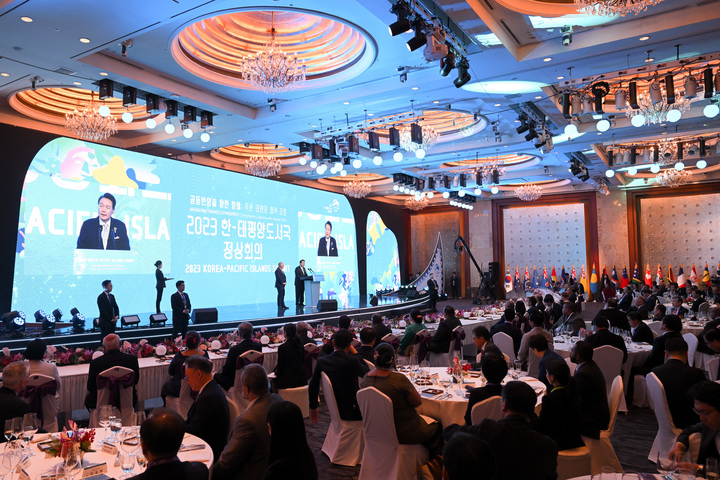 [서울=뉴시스] 윤석열 대통령이 29일 서울 중구 롯데호텔에서 열린 2023 한-태평양도서국 정상회의 공식만찬에서 만찬사하고 있다. (사진=대통령실 제공) 2023.05.29. photo@newsis.com *재판매 및 DB 금지