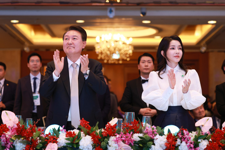 [서울=뉴시스] 윤석열 대통령과 부인 김건희 여사가 29일 서울 중구 롯데호텔에서 열린 2023 한-태평양도서국 정상회의 공식만찬에서 한국과 태도국 간 협력과 발전을 기원하는 점등 퍼포먼스를 마친 뒤 박수치고 있다. (사진=대통령실 제공) 2023.05.29. photo@newsis.com *재판매 및 DB 금지