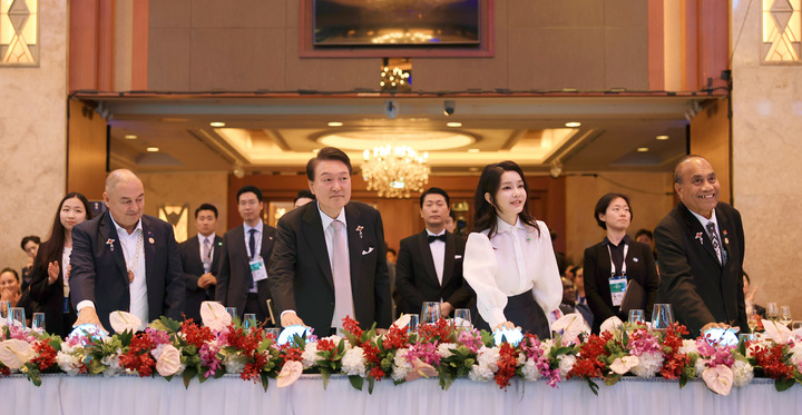 [서울=뉴시스] 윤석열 대통령과 부인 김건희 여사가 29일 서울 중구 롯데호텔에서 열린 2023 한-태평양도서국 정상회의 공식만찬에서 한국과 태도국 간 협력과 발전을 기원하는 점등 퍼포먼스를 하고 있다. (사진=대통령실 제공) 2023.05.29. photo@newsis.com *재판매 및 DB 금지