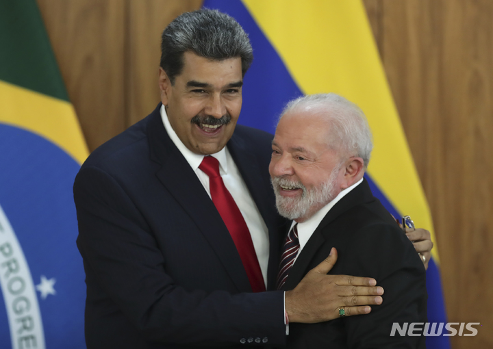 [브라질리아=AP/뉴시스] 루이스 이나시우 룰라 다 시우바(오른쪽) 브라질 대통령과 니콜라스 마두로 베네수엘라 대통령이 29일(현지시각) 수도 브라질리아의 플라날토 궁전에서 공동 기자회견을 마치고 인사를 나누고 있다. 마두로 대통령은 30일부터 시작하는 남미국가연합(UNASUR) 정상회의 참석차 브라질을 방문했다. 2023.05.30.