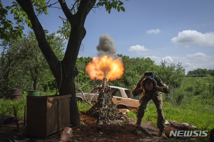 [바흐무트=AP/뉴시스] 29일(현지시각) 우크라이나 도네츠크주 바흐무트 인근 전선에서 우크라이나 군인이 러시아 진영으로 박격포를 발사하고 있다. 2023.05.30.