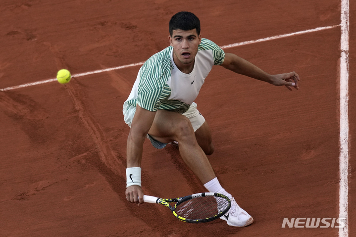 [파리=AP/뉴시스] 카를로스 알카라스(1위·스페인)가 29일(현지시각) 프랑스 파리의 스타드 롤랑가로스에서 열린 프랑스오픈 테니스 단식 1회전에서 플라비오 코볼리(159위·이탈리아)와 경기하고 있다. 알카라스가 3-0(6-0 6-2 7-5)으로 무난히 승리하고 2회전에 올랐다. 2023.05.30.