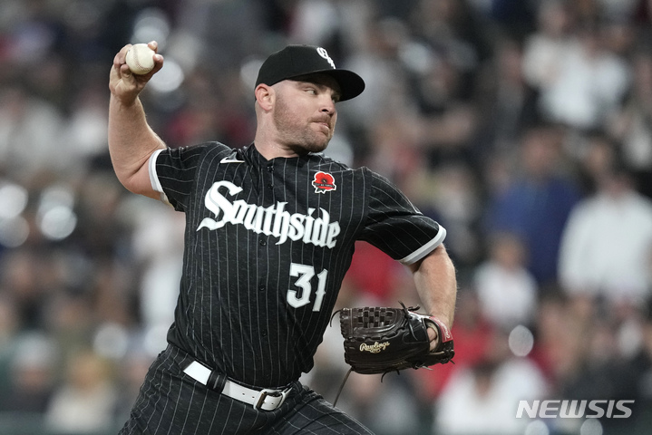 [시카고=AP/뉴시스] 혈액암 이겨내고 메이저리그(MLB) 복귀전을 치른 시카고 화이트삭스의 리암 헨드릭스. 2023.05.30