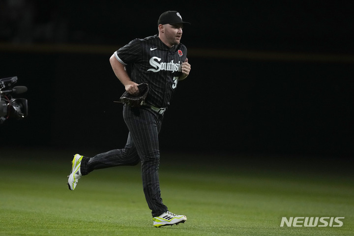 [시카고=AP/뉴시스] 혈액암 이겨내고 메이저리그(MLB) 복귀전을 치른 시카고 화이트삭스의 리암 헨드릭스. 2023.05.30